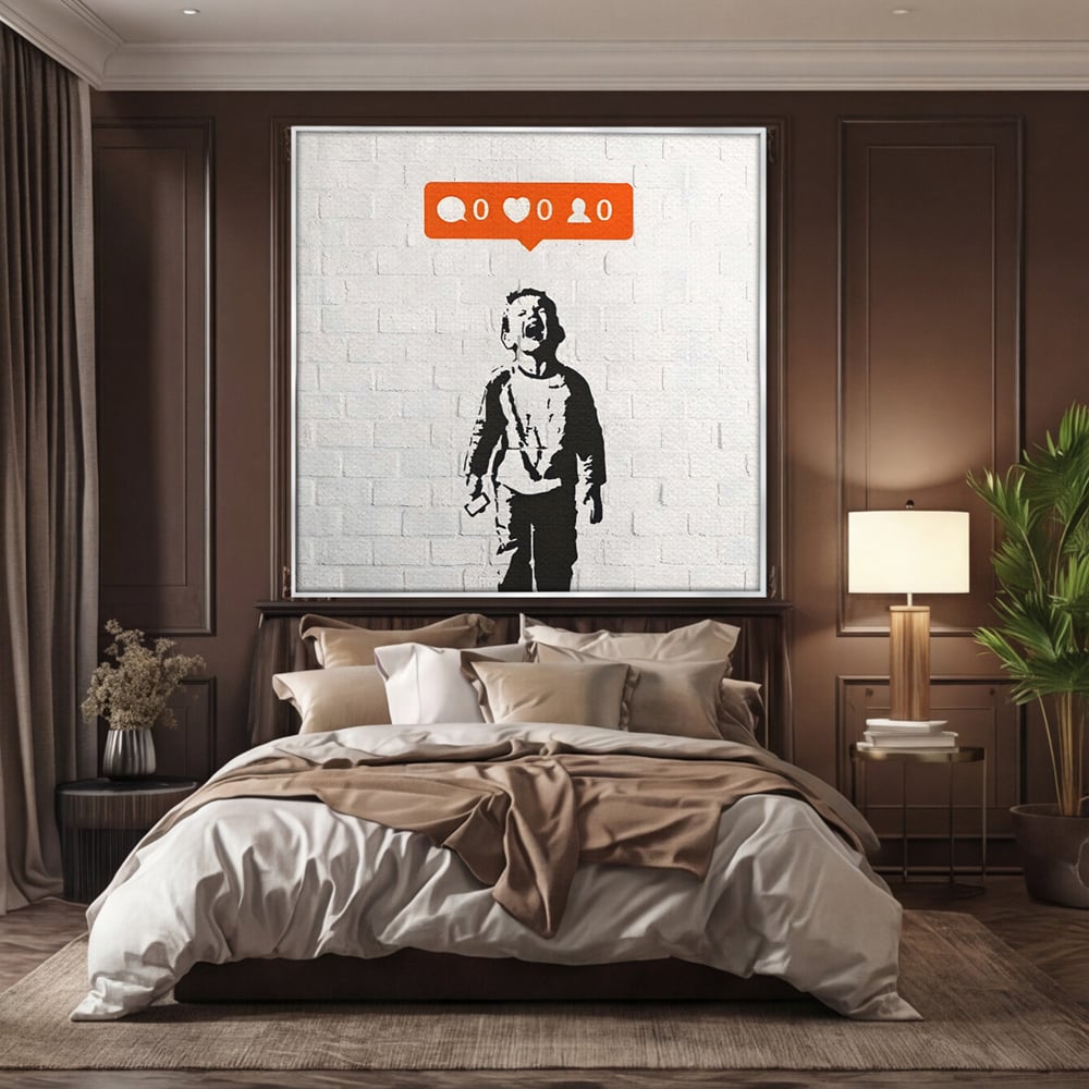 Tablou canvas cu tablou canvas cu copil strigand si notificari, in rama de aluminiu argintiu, pe perete intr-un dormitor
